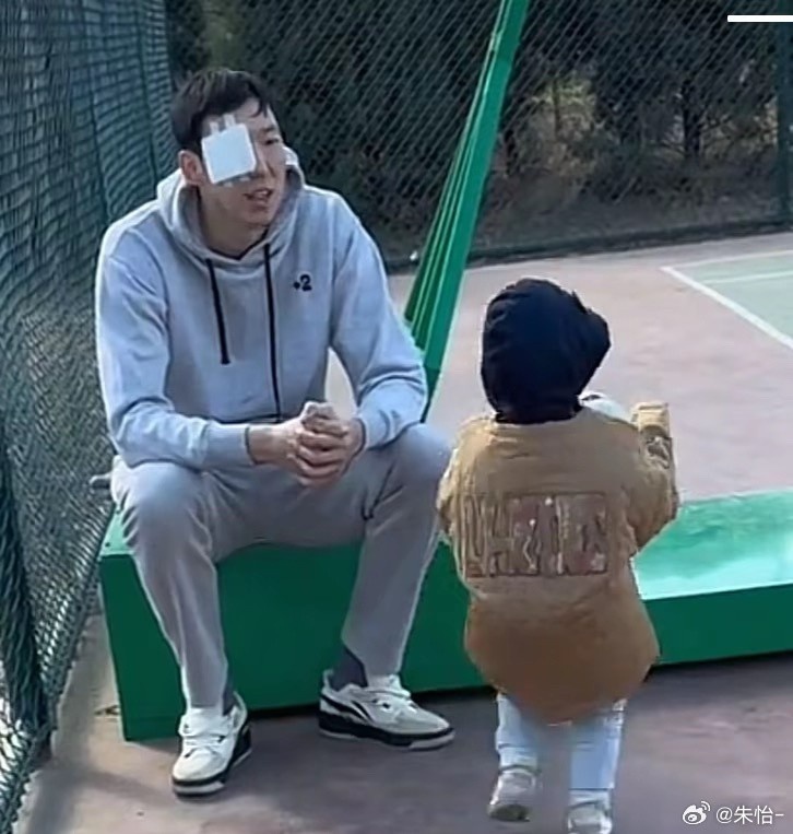 顧家好男人！記者曬出周琦手術后回歸家庭帶娃照片