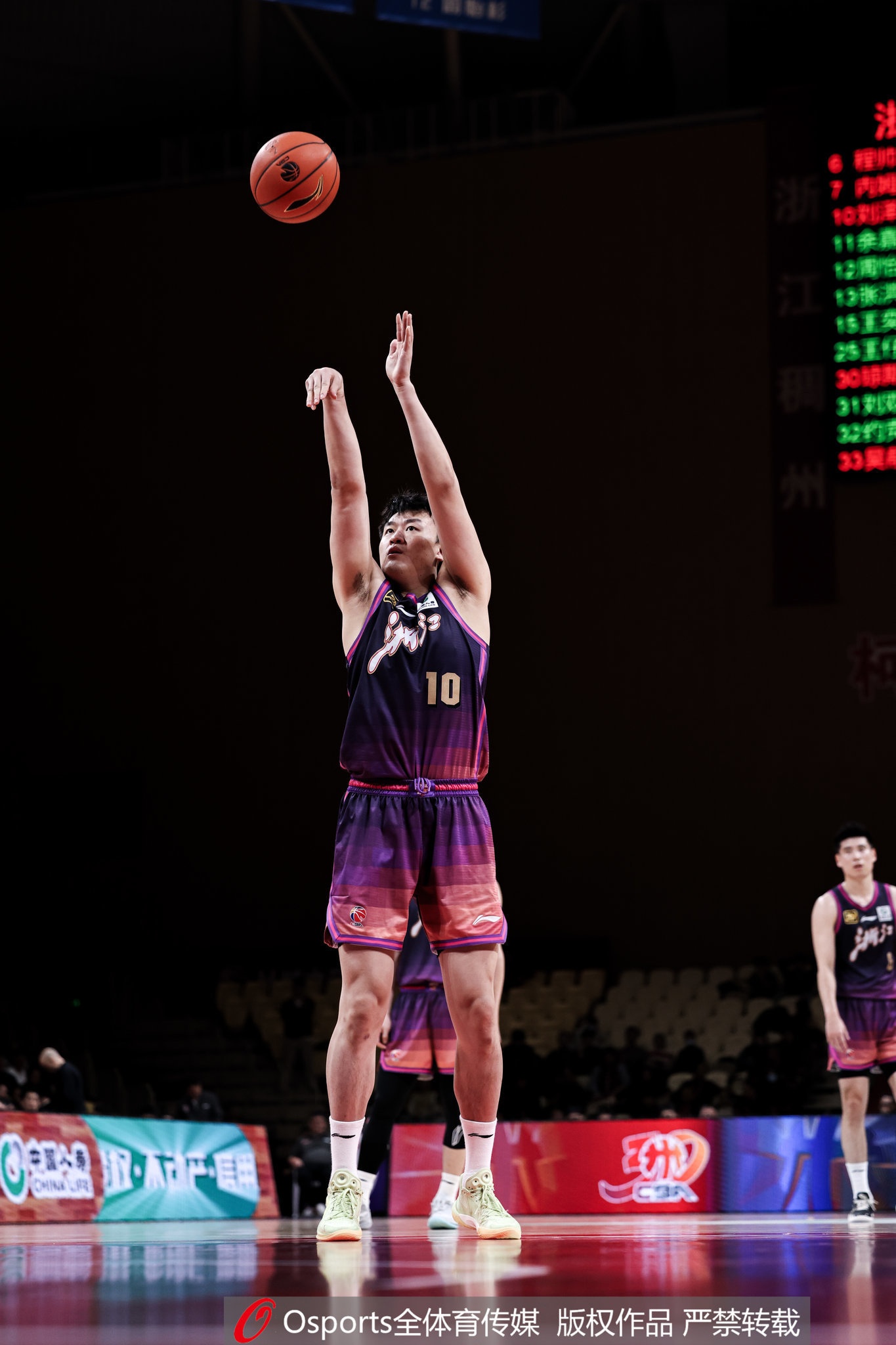 高效替補(bǔ)！劉澤一13投7中&罰球4中3得18分7板 得分并列全隊(duì)最高